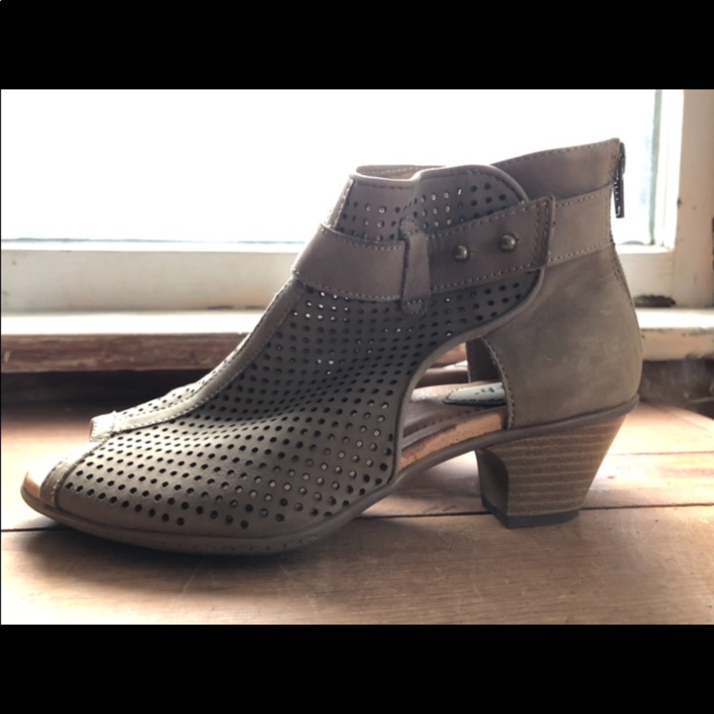 Womens Earth Keri Style Cutout Ankle Booties with Stacked Heel US Sz 8 Preowned